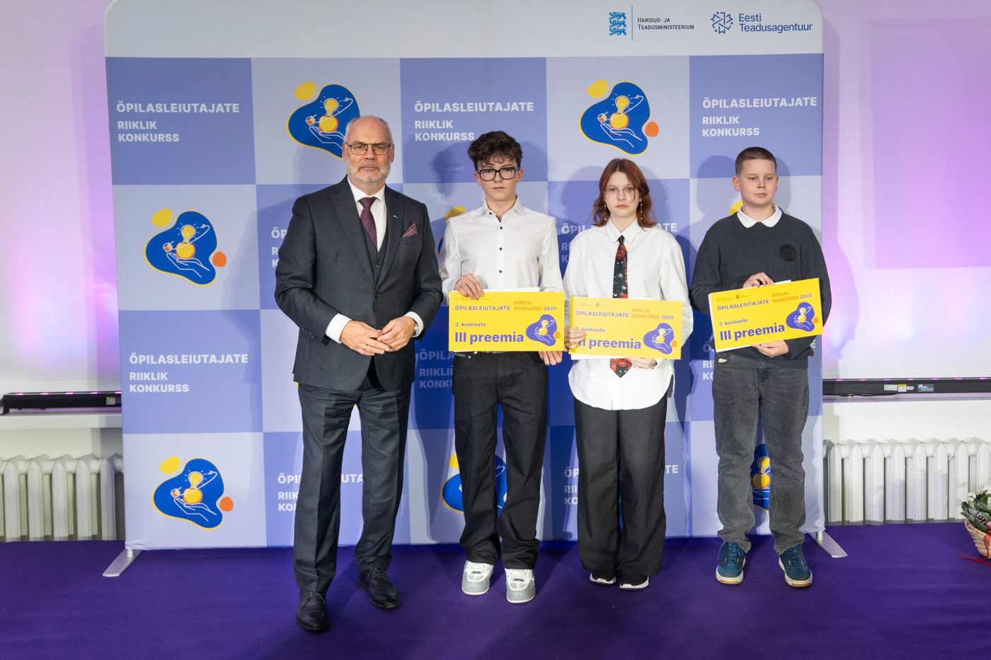 Ученики Digirobo с президентом Эстонии на церемонии Õpilasleiutajate riiklik konkurss