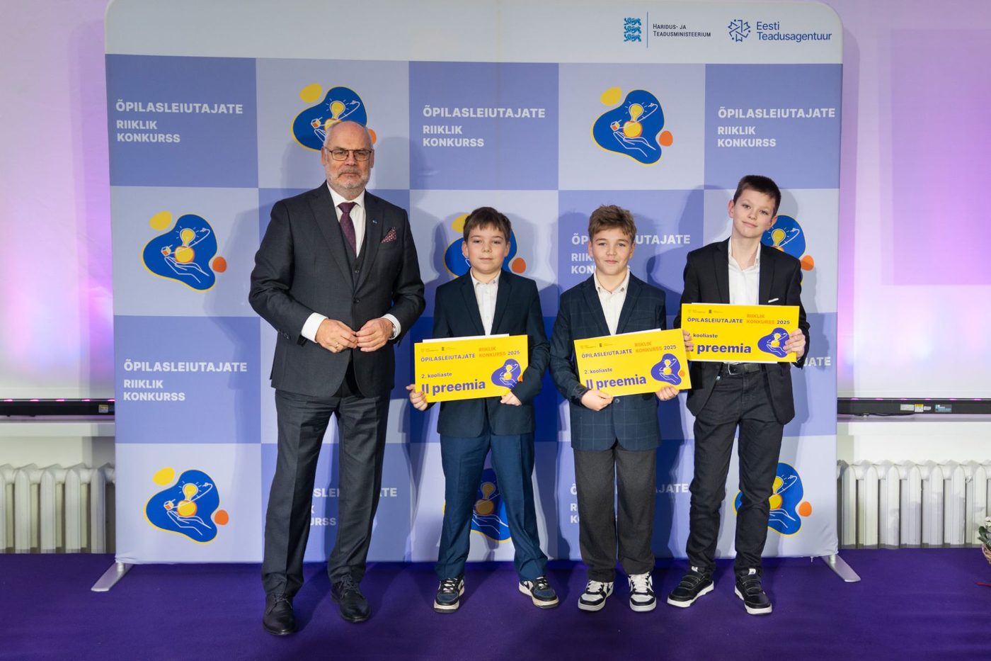 Ученики Digirobo с президентом Эстонии на церемонии Õpilasleiutajate riiklik konkurss