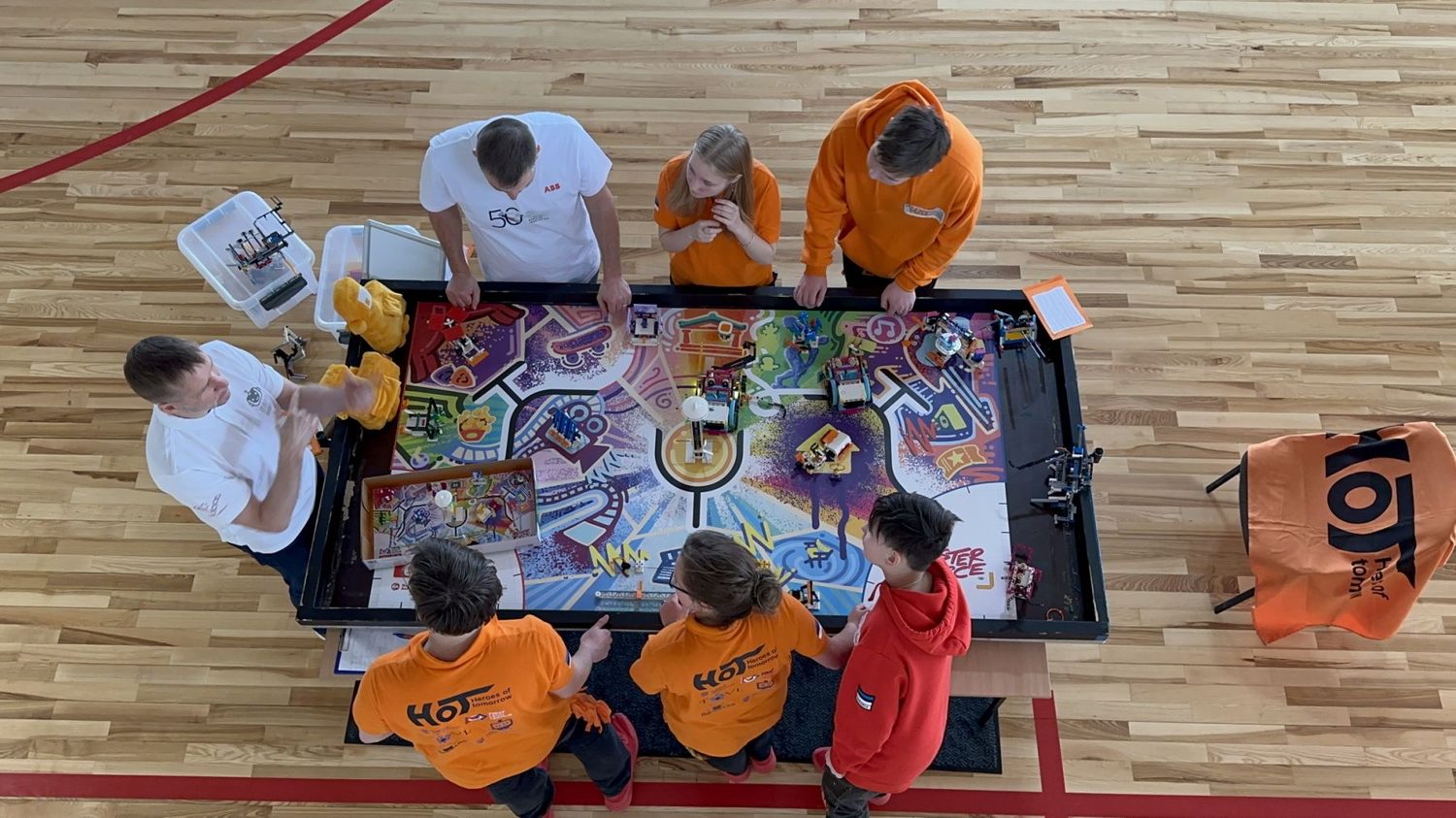 Команда Heroes of Tomorrow за игровым полем на соревновании FIRST LEGO League