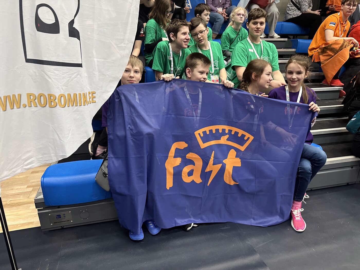 Команды fa4t и Robomanō вместе на трибунах соревнования