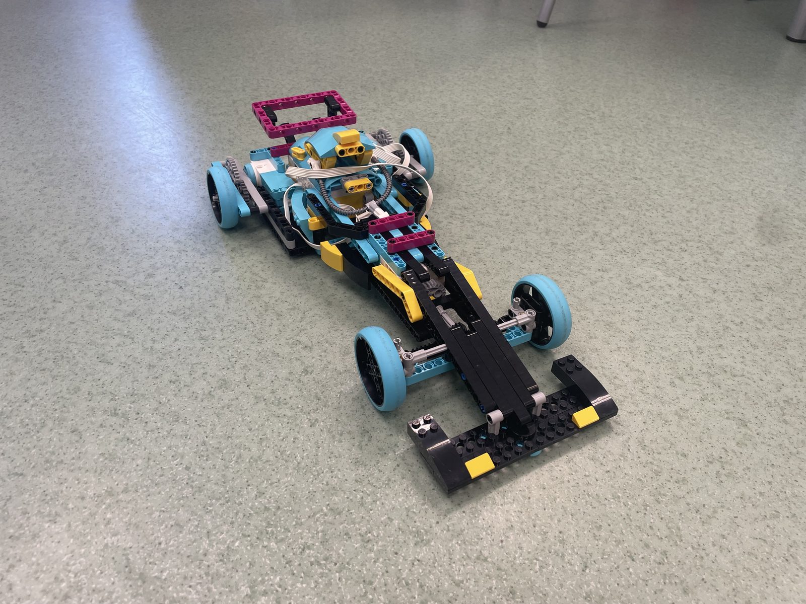 Гоночная машина, собранная на LEGO SPIKE