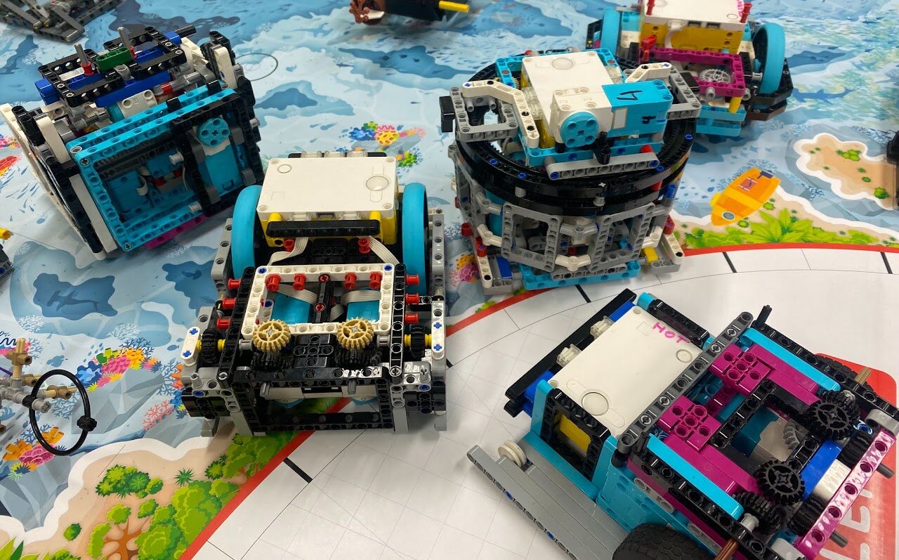 Роботы, собранные учениками Digirobo, на соревновании FIRST LEGO League