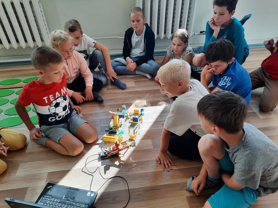 Ученики Digirobo смотрят демонстрацию модели на занятии